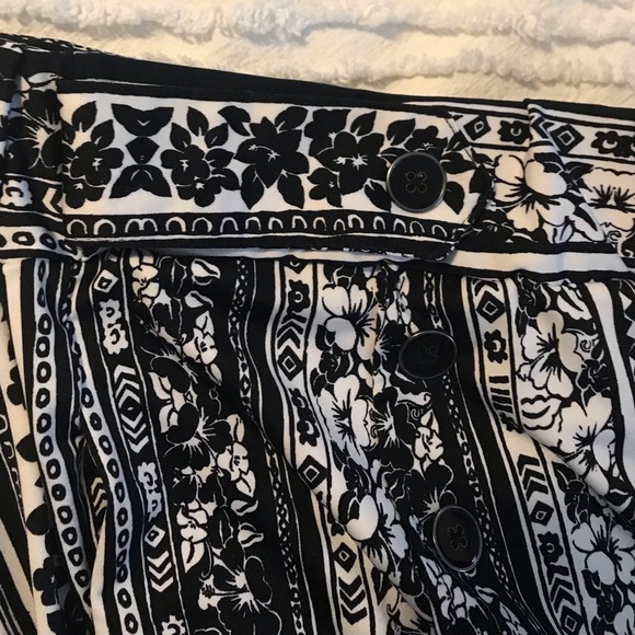 RobertLouis Women’s Shorts with Hibiscus 🌺 Pattern Black and White Size L - Picture 7 of 7